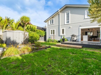 Character Villa - Sought After Petone