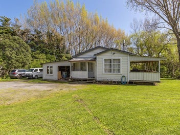 Lifestyle Living Just 5 Minutes from Town