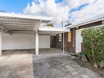 Top Spot! 2 Beds + 2 Carports in MAGS Zone