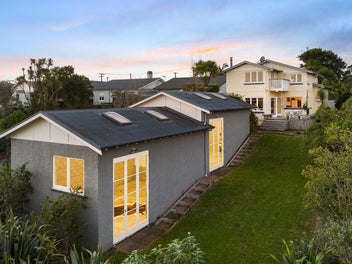 6 beds / 2 living / 2 bath plus 100m2 Studio