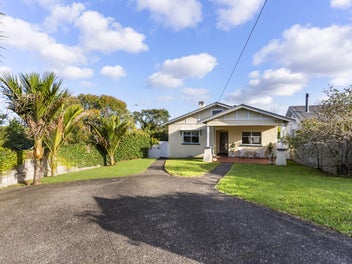 6 beds / 2 living / 2 bath plus 100m2 Studio