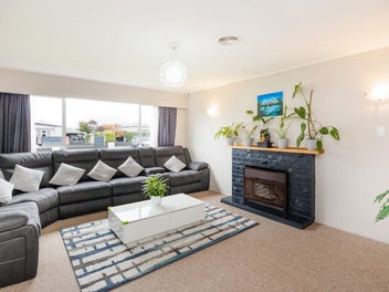SAY YES TO THIS - LOCATION & LOW MAINTENANCE!