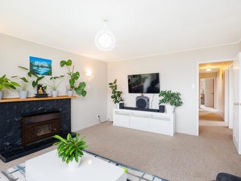 SAY YES TO THIS - LOCATION & LOW MAINTENANCE!