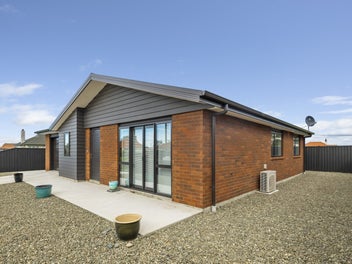 Immaculate Townhouse - A must see!