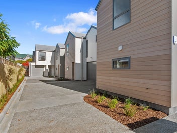 Deadline Sale/Enquiries over $799,000