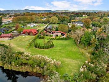 ELEGANT RESORT ESTATE + SUPER-SIZED SHED