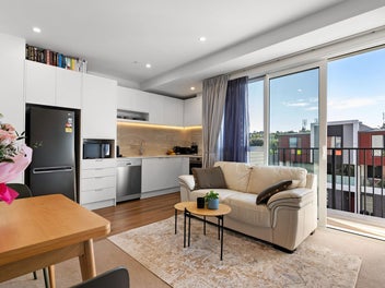 Sunlit, Stylish & Ready to Move In