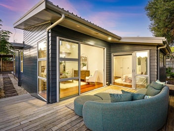Private modern home, prime Mangere Bridge location