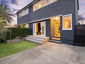 New York Vibes in Pt Chev | Professionals
