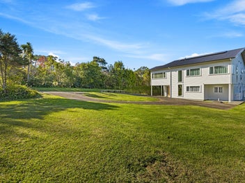 Sophisticated family lifestyle - city close!