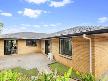 Single level Brick & Tile home in Mangere Bridge !