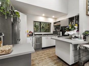 PRIVATE, SUPER COMFORTABLE WITH STUNNING VIEWS!