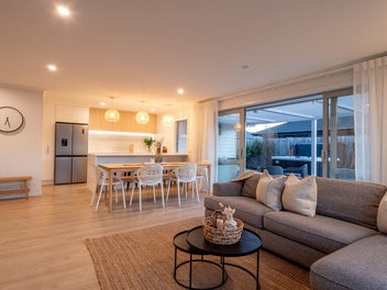 Ultimate Entertainer On A Spacious Section!