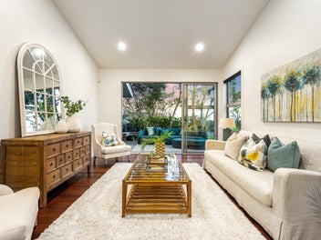 Private modern home, prime Mangere Bridge location