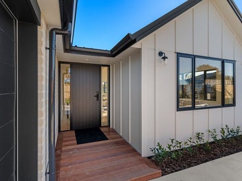 Brand New Home- Designer Kitchen & Reserve Views