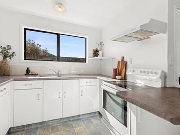Charming two bedroom unit - walk to town!