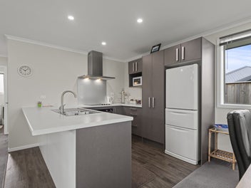 Easy Living, stylish home!