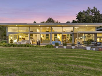 COASTAL PRIVACY MEETS ARCHITECTURAL ELEGANCE