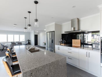 Sophicticated single level harbourside residence!