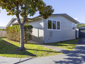 PRIVATE, LOW MAINTENANCE, 4 BEDROOMS.