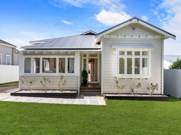 MUCH-LOVED VILLA ON FULL SECTION!