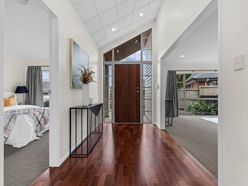 Sun-drenched, stylish & newly renovated contempora