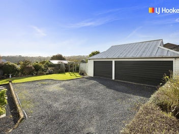 Sun-Soaked Villa with 3-Car Garaging in Top Family