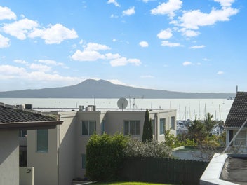 Sea Views, Macleans Zone & Marina Lifestyle