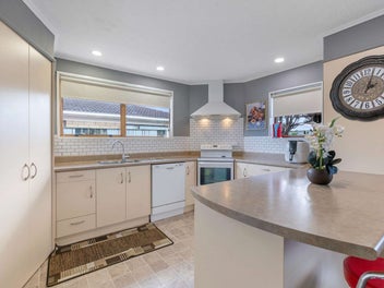 Easy Care Lifestyle, Central Glenholme Location!