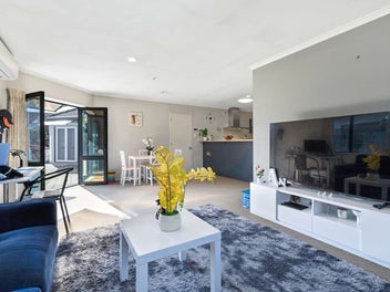 Fabulous Victoria Location, Minutes to Town!