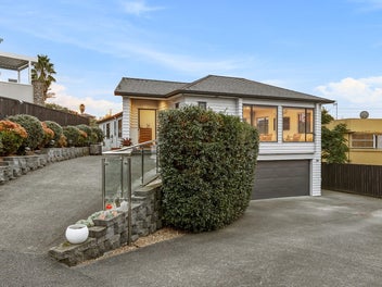 Spacious Family Retreat with Panoramic Water Views