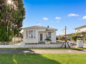Gorgeous Cottage - A Hop & Skip From Town!