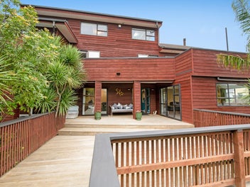 Spacious Home Steps From Stanmore Beach
