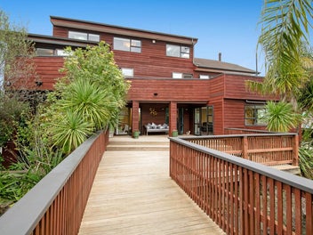 Spacious Home Steps From Stanmore Beach