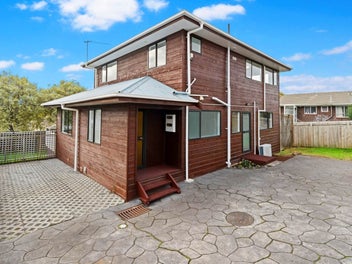 Gorgeous Home Beside Gladstone School