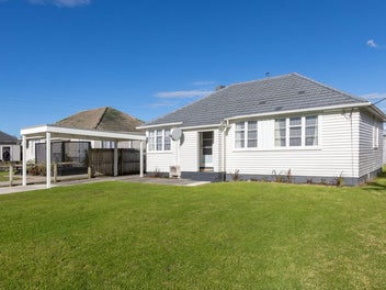 Modernised 1940s Home - Fully Fenced!