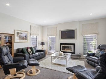 Prestigious Barton Fields, priced to sell