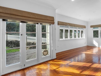So Close To Town! Freehold In Regent!