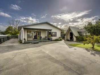 Huge section, huge garaging, huge opportunity