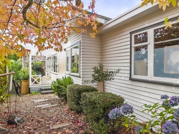 Charming Cottage in Raumati Beach