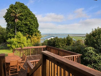 Peaceful Hilltop Retreat