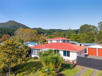 Flexible Family Home, Multiple Living Spaces!