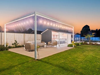 Pool + 6 car garaging + 5 bed family home!