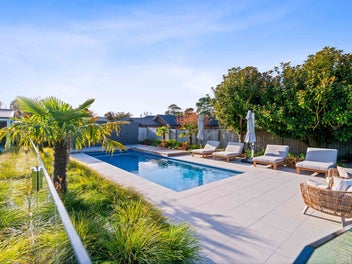 Pool + 6 car garaging + 5 bed family home!