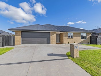 5 bedrooms, 2 living and Outdoor Entertaining!