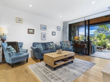 Comfort & beauty: secure garden apartment
