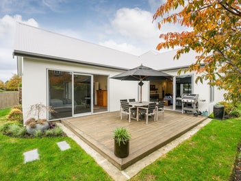 Modern family oasis in prime location