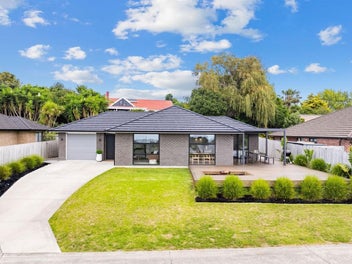 Modern Elegance with Alfresco Living!