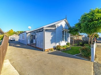 Cosy home plus huge garage - must see!