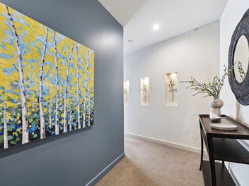 SPACIOUS CORNER APARTMENT WITH CAR PARK